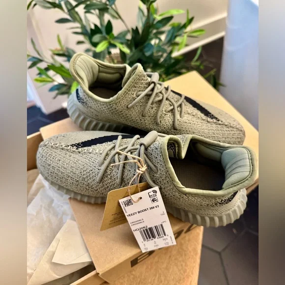Adidas Yeezy 350 boost kids size 3 1/2. With box and tags. Like new